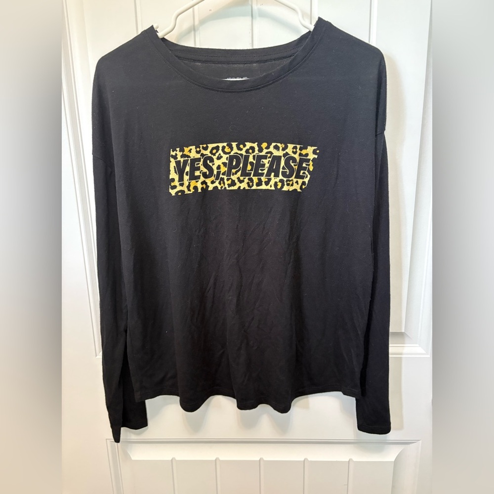 Ardene Black Long Sleeve Leopard Print Graphic Shirt “Yes, Please”. Size Large.